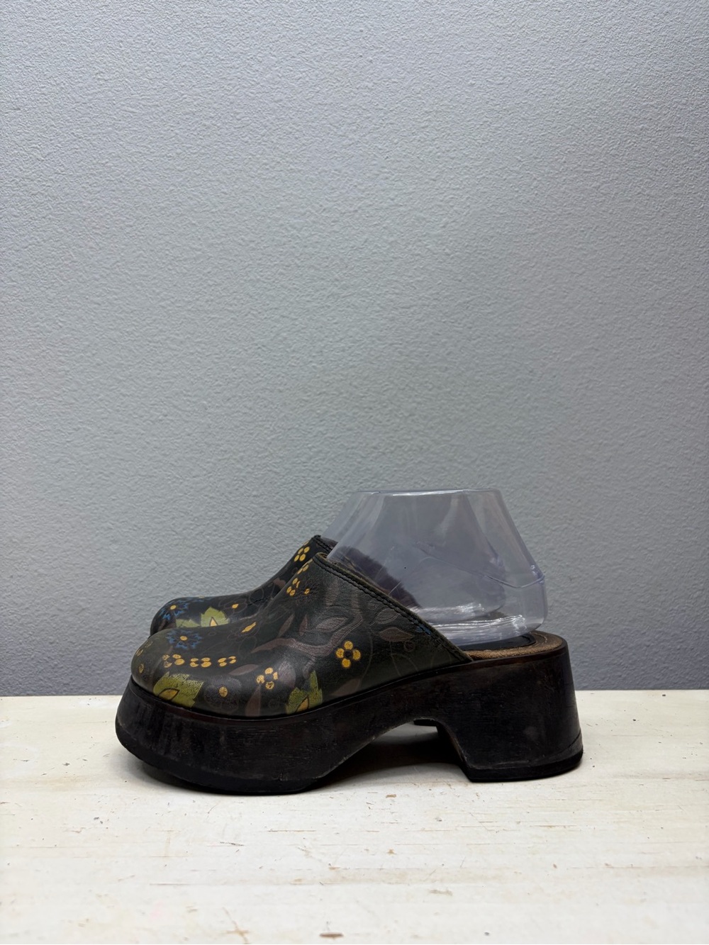 Candie’s Black Leather Y2K Chunky Floral Clogs Size 6